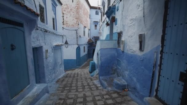 SLOW MOTION: BEAUTIFUL BLUE CITY, CHEFCHAOUEN STREET IN MOROCCO — Stock Video