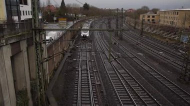 Almanya 'nın Kassel şehrinde elektrik hatlarıyla geçen gümüş tren. 