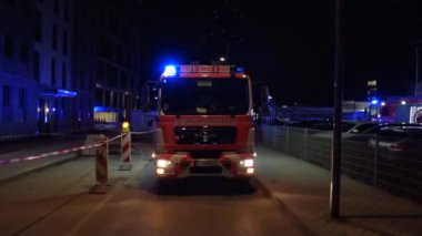 Frankfurt 'ta ışıklı itfaiye kamyonu yanıp sönüyor. 