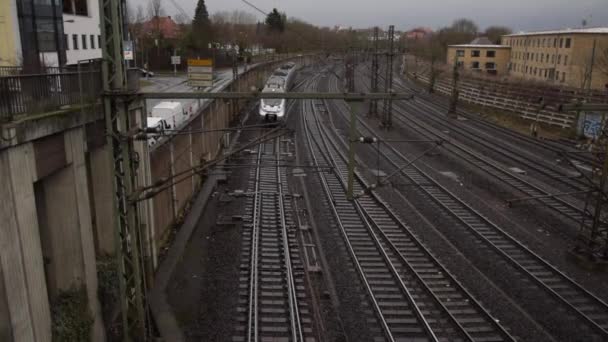 Comboio de prata que passa com linhas eléctricas em Kassel, Alemanha — Vídeo de Stock