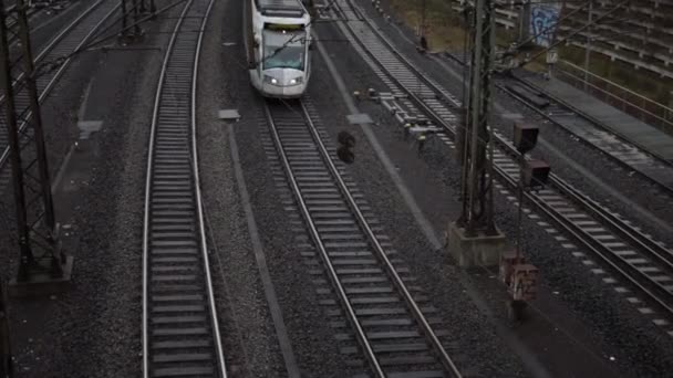 ドイツ、カッセルの電力線を通過する銀列車｜Daylight — ストック動画