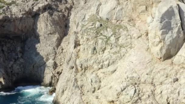 AERIAL: Edge of Cliff with Blue Water Waves crushing on Tropical Island Mallorca, Ισπανία Διακοπές, Ταξίδια, Sunny, Κύματα — Αρχείο Βίντεο