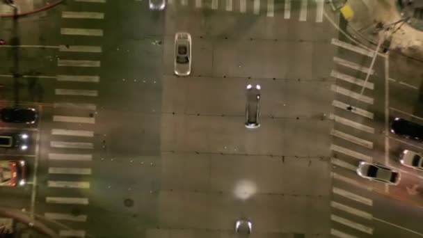 AERIAL HYPER LAPSE: Intersezione stradale di notte con il traffico automobilistico e le luci della città Time Lapse a Los Angeles, California — Video Stock