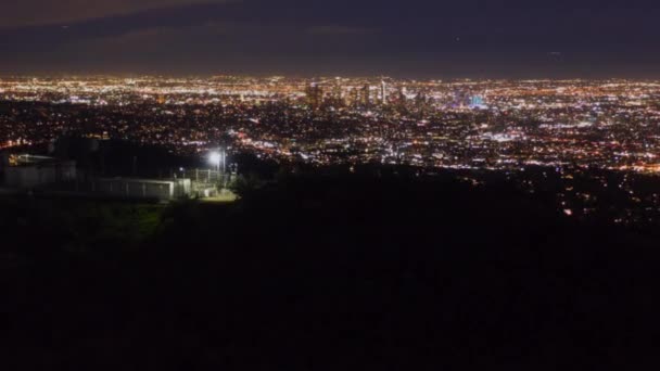 AERIAL HYPER LAPSE: Over Hollywood Sign at Night in Los Angeles, California at Night with Glowing Cityscape Time Lapse — ストック動画