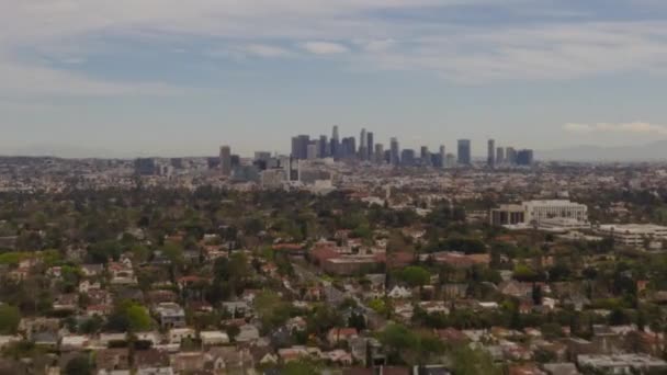 AERIAL HYPER LAPSE: Προς το κέντρο του Λος Άντζελες μόνο Νεφελώδης ημέρα Drone Time Lapse — Αρχείο Βίντεο