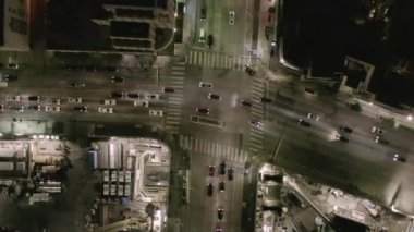 Parlayan Sokaklar ve Şehir Trafik Işıkları ile Kavşak Sokağında Büyük İnşaat Alanı ve Yerdeki Delikler Yükseliyor 