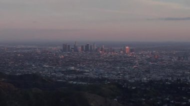 Hollywood Hills 'in nefes kesici manzarası Los Angeles City ile Güzel Günbatımı Işığında 