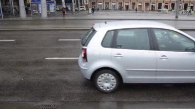 Almanya 'da Yağmurlu Yol' dan geçen arabalar Gün Işığı 