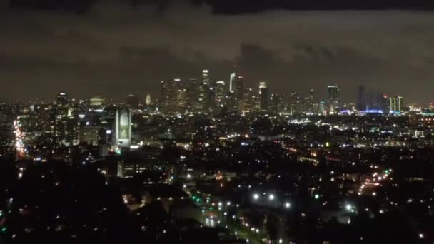 AERIAL HYPER LAPSE: In Richtung Downtown Los Angeles nur nachts mit CIty Lights Drohne Zeitraffer — Stockvideo