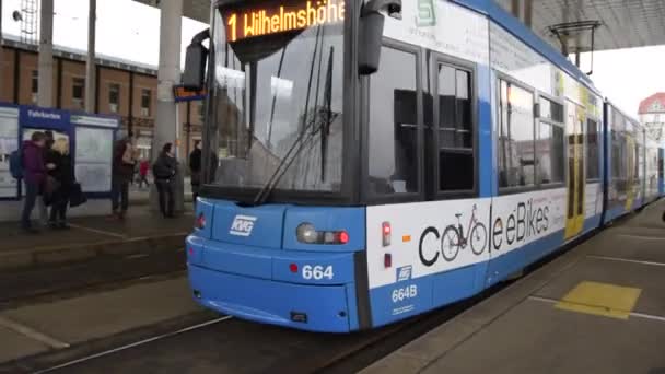 Pociąg tramwajowy przejeżdżający przez Kassel, Niemcy — Wideo stockowe