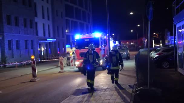 SLOW MOTION : Pompier allemand marchant vers camion de pompiers à Francfort-sur-le-Main, Allemagne la nuit — Video