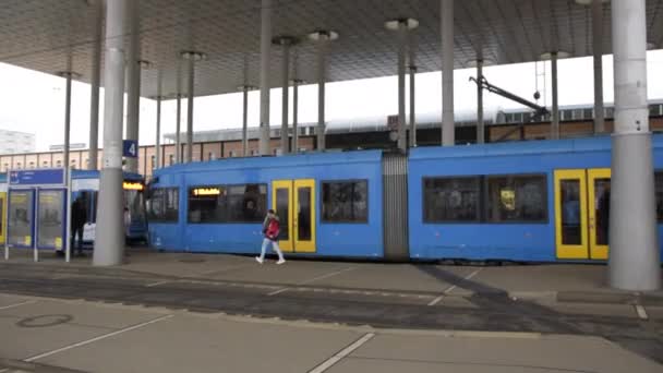 Трамвайний потяг, що проїжджає в Касселі (Німеччина). — стокове відео