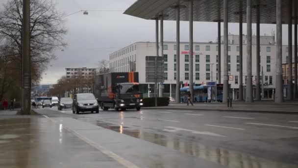 Lastbil passerar Rainy Road i Kassel, Tyskland Daylight — Stockvideo