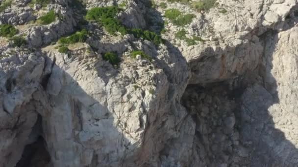 AERIAL: Hermoso Drone Shot of Cliff y Blue Water Waves aplastando en Isla Tropical Mallorca, España Vacaciones, Viajar, Soleado, Olas — Vídeo de stock