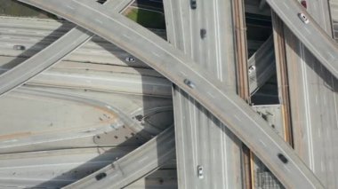Judge Pregerson Büyük Otoyol Bağlantısı 'na yakın uçuş Los Angeles, Kaliforniya' da güneşli bir günde birden fazla yol, köprü ve viyadük trafiğini gösteriyor. 