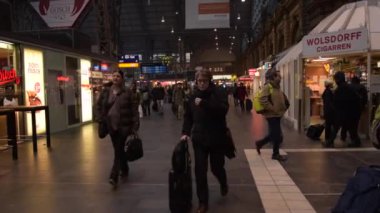 Merkez Tren İstasyonu Trafiği Bavullarla geçen insanlar, Frankfurt am Main 'e gelen trenler, Almanya Kapalı, Seyahat, Hauptbahnhof 