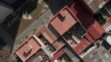 Barcelona, İspanya 'nın Güneş Işığında Çatıları' nda trafik varken İHA 'yı kapat. 
