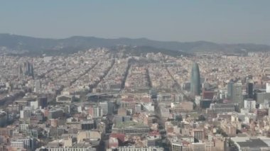 Barcelona, La Sagrada Familia ve Torre Glories, Torre Agbar ile Şehir Merkezine Karşı İHA Çekimi 