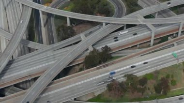 Yargıç Pregerson Büyük Otoyol Bağlantısı Los Angeles, Kaliforniya 'da güneşli bir günde birden fazla yol, köprü ve viyadük trafiğini gösteriyor. 
