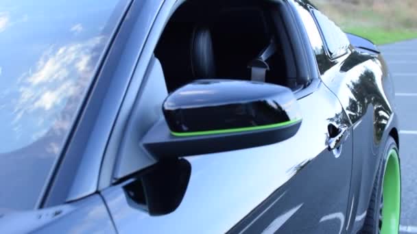 SCHWARZ, GRÜN Ford Mustang Car Blick durch Fenster Nahaufnahme, Tageslicht, Forest Street — Stockvideo