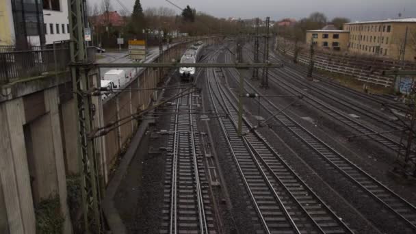 LOW MOTION: Comboio de prata passando com linhas de energia em Kassel, Alemanha Daylight — Vídeo de Stock
