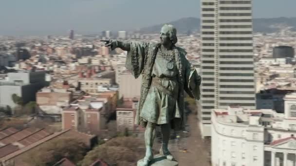 AERIAL: Close up Circling Columbus emlékmű Barcelonában, Spanyolországban a gyönyörű napsütés napján — Stock videók