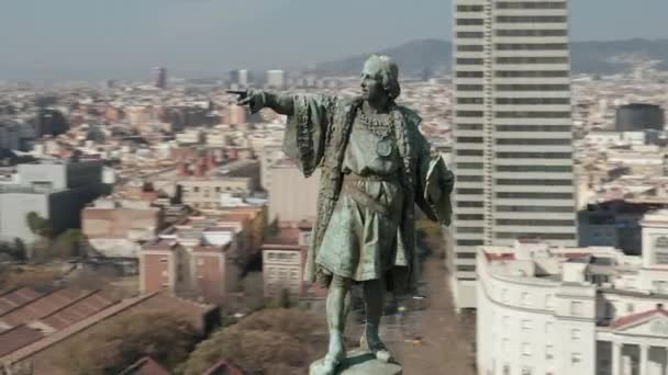 AERIAL: Nahaufnahme des Kolumbus-Denkmals in Barcelona, Spanien an einem schönen sonnigen Tag — Stockvideo