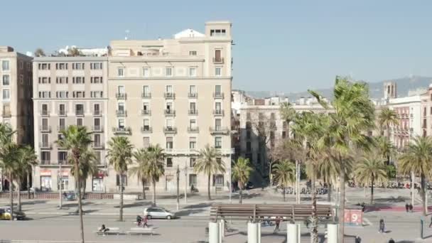 Barcelona Bostadslägenhet Byggnader vid vattnet med palmer och vind blåser på vackra soliga dagen — Stockvideo