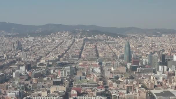 AERIAL: Barcelona Drone Shot of City Towards Center z La Sagrada Familia i Torre Glories, Torre Agbar — Wideo stockowe