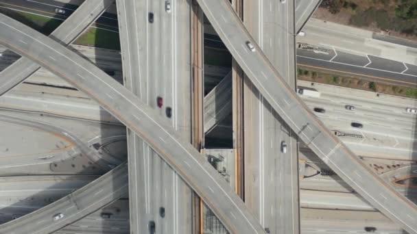 AERIAL: Espectacular Overhead seguir Shot of Judge Pregerson Highway mostrando múltiples carreteras, puentes, viaductos con poco tráfico de coches en Los Ángeles, California en el hermoso día soleado — Vídeos de Stock