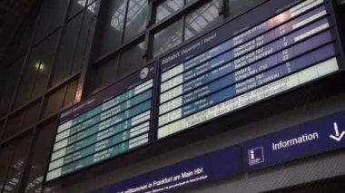 Frankfurt 'taki Merkez Tren İstasyonunda Kalkış İşareti. Ben Main, Almanya Gün Işığı, Hauptbahnhof 