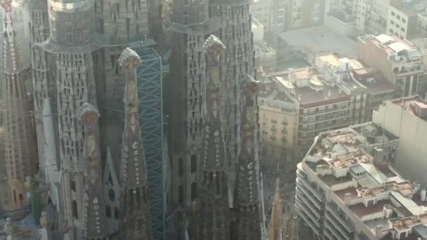 AERIAL: Close Círculo La Sagrada família com guindastes em bela cidade Sunny Haze sobre Barcelona, Espanha — Vídeo de Stock