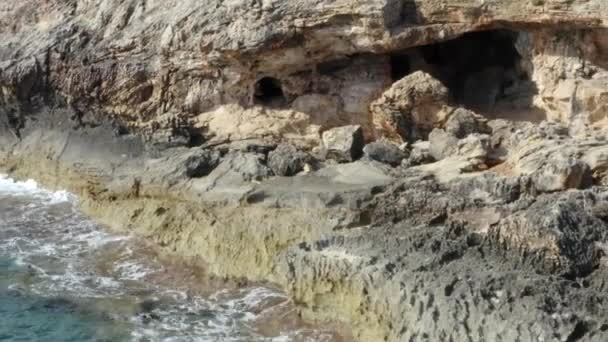 AERIAL: Krásný oceán modrá voda na skalním pobřeží na tropickém ostrově Mallorca, Spail Dovolená, Cestování, Sunny, Vlny — Stock video