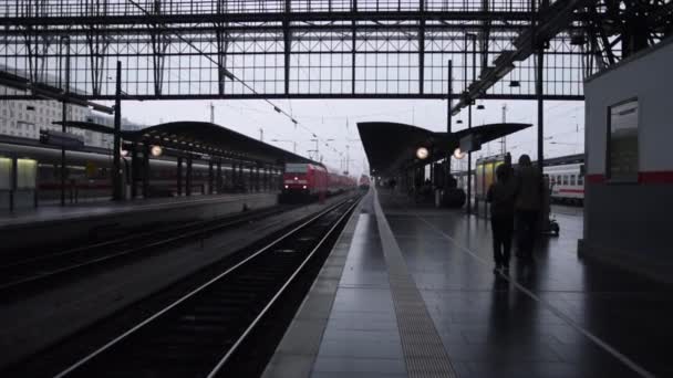 Red Deutsche Bahn Vlak přijíždí na hlavní vlakové nádraží ve Frankfurtu nad Mohanem, Německo RE50 Fulda, denní světlo, Hauptbahnhof — Stock video