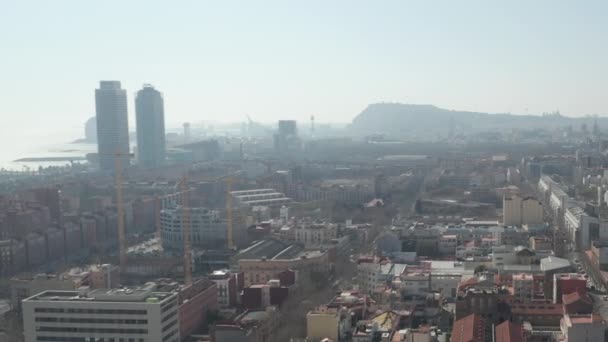 AERIAL: Grande Drone de Barcelona de Hazy Cityscape — Vídeo de Stock