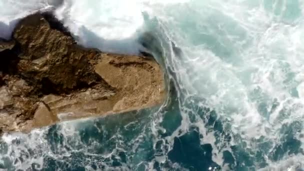 AERIAL: Birdsview της όμορφης Ocean Blue Water στο Rock Coast σύνθλιψη σε Tropical Island Mallorca, Spail διακοπές, Ταξίδια, Sunny, Κύματα — Αρχείο Βίντεο