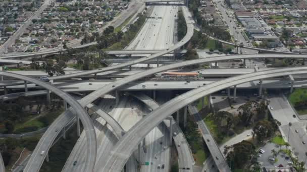 AERIAL: Espectacular Juez Pregerson Highway mostrando múltiples carreteras, puentes, viaductos con poco tráfico de coches en Los Ángeles, California en el hermoso día soleado — Vídeo de stock