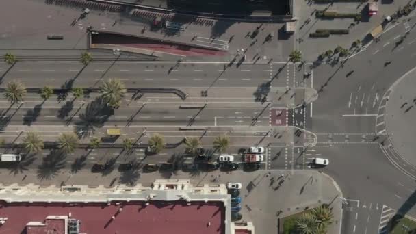 AERIAL: Fotografía aérea del monumento a Colón Rotonda y calle en Barcelona, España con tráfico de coches congestionados en el día soleado — Vídeos de Stock