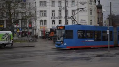 Almanya, Kassel 'den geçen tren Gün Işığında 
