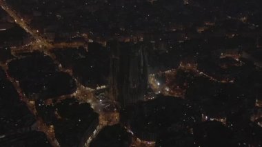 La Sagrada Familia 'nın Geniş Çekimi Güzel Barselona, İspanya' da Gece Parıltısı 