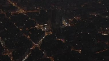 La Sagrada Familia 'nın Geniş Çekimi Güzel Barselona, İspanya' da Gece Parıltısı 