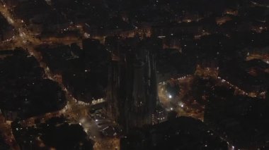 La Sagrada Familia 'nın Geniş Çekimi Güzel Barselona, İspanya' da Gece Parıltısı 