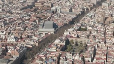 İspanya 'nın Barselona kentindeki La Rambla Caddesi' ne Sunny Winter Day 'de bakın. 