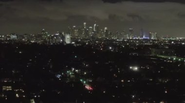 Karanlık Hollywood Los Angeles 'ın üzerinde Bulutlar şehir merkezinde ve şehrin ışıklarında 