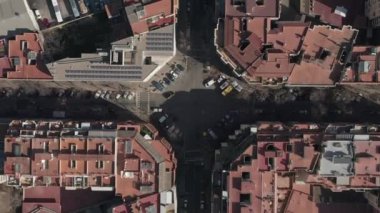 Tipik Şehir Bloklarının Şehir Trafiğiyle Güzel Gün Işığında Barselona İHA Çekimi 
