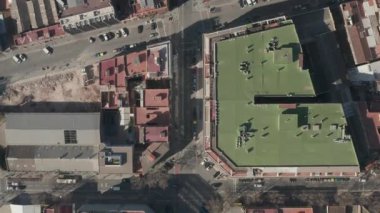 Tipik Şehir Bloklarının Şehir Trafiğiyle Güzel Gün Işığında Barselona İHA Çekimi 