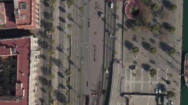 Güneşli bir günde İspanya 'nın Barselona körfezi boyunca teknelerle çekim yaptık. 
