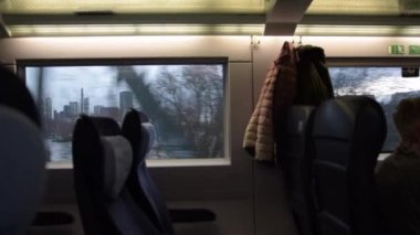 Frankfurt am Main Frankfurt 'un kapalı mekan manzarası tren penceresinden dışarı, River 
