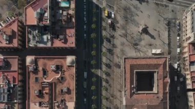 Tipik Şehir Bloklarının Şehir Trafiğiyle Güzel Gün Işığında Barselona İHA Çekimi 