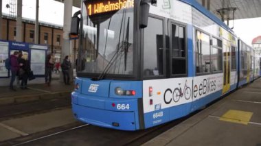 Almanya 'nın Kassel şehrinden geçen Tramvay Treni Gün Işığında 